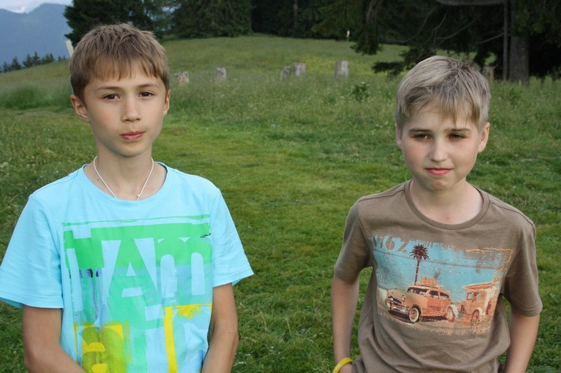 Village Camps International Summer Camp Leysin, Switzerland 2026-08-15 https://www.villagecamps.com/journals_admin/images/691-14-campfire yellows (40).jpg
